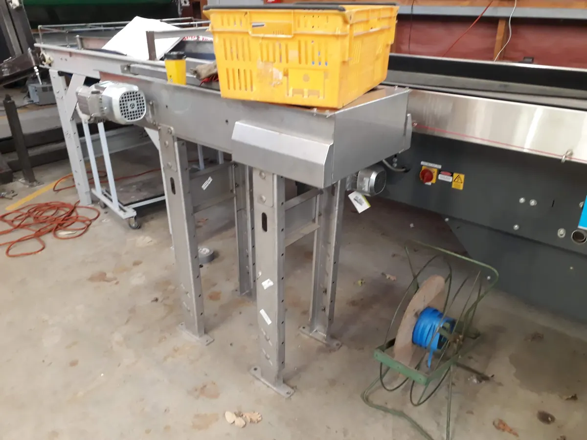 Crate transfer conveyor section set up for product flow